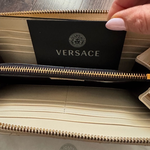 Versace zip around long wallet - Picture 4 of 5
